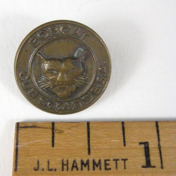 Cub Scouts B.S.A. Bobcat Pin .6 inch Jewelry Goldtone Brass - Picture 2 of 5